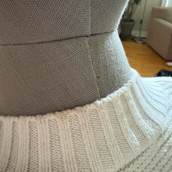 Zara Cream V-Neck Sweater with Ribbed Texture - Picture 2 of 3